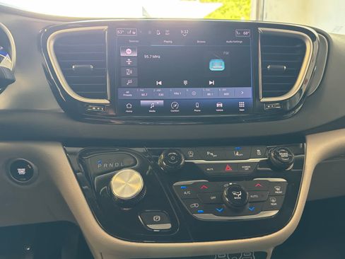 Used 2023 Chrysler Pacifica Touring-L image 47