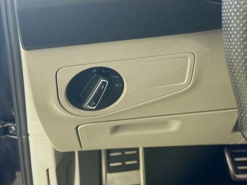 Used 2023 Volkswagen Tiguan SE R-Line image 10