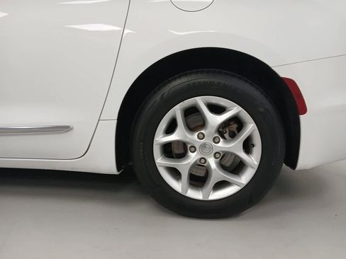 Used 2020 Chrysler Pacifica Limited image 17