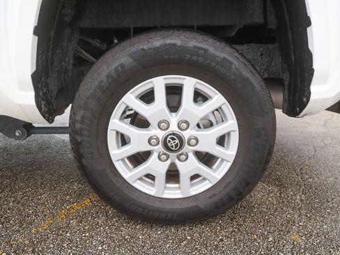 Certified 2025 Toyota Tacoma SR5 AWD/4WD image 16