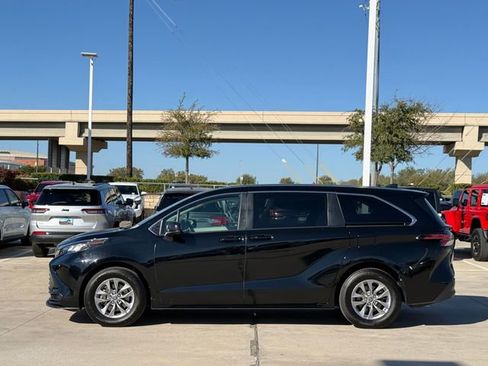 Used 2022 Toyota Sienna LE image 8