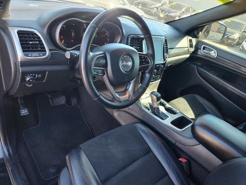 Used 2019 Jeep Grand Cherokee Laredo w/ Laredo X Package image 16