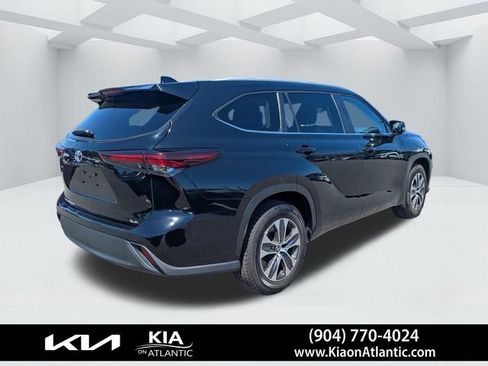 Used 2024 Toyota Highlander XLE FWD image 3
