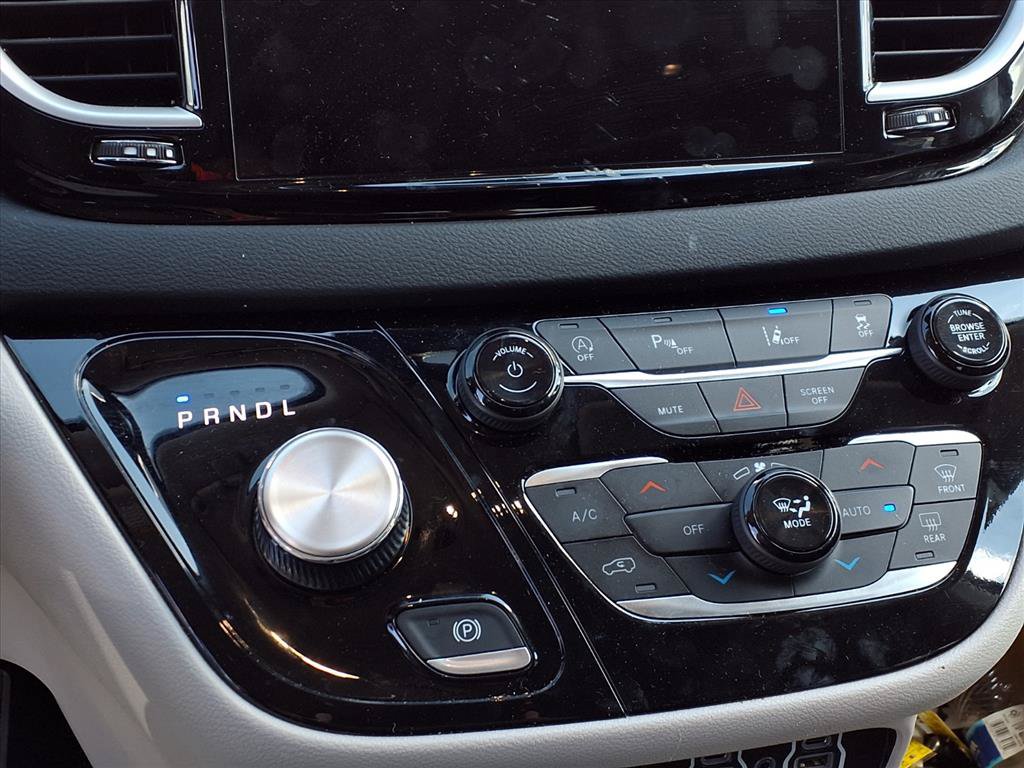 Used 2023 Chrysler Pacifica Touring-L FWD image 6