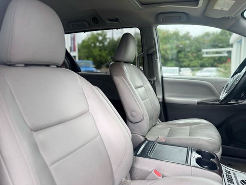 Used 2018 Toyota Sienna XLE FWD image 53