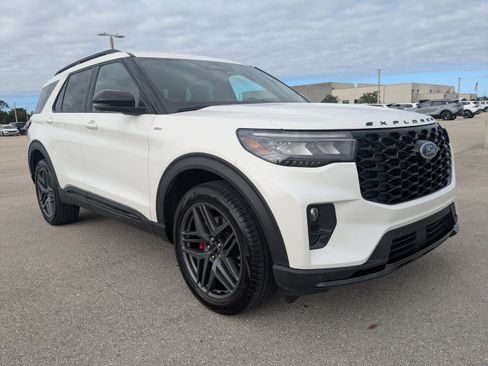Used 2025 Ford Explorer ST-Line w/ ST-Line Street Pack image 2