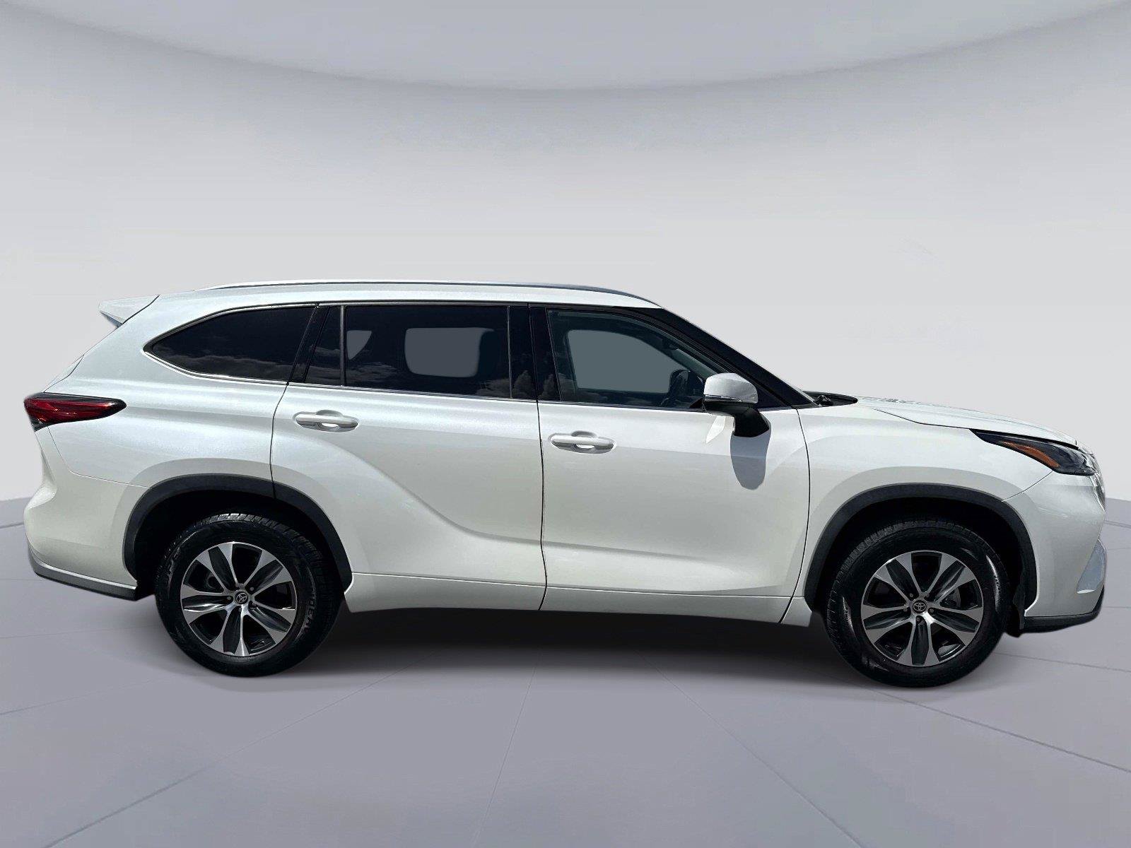 Used 2021 Toyota Highlander XLE FWD image 2