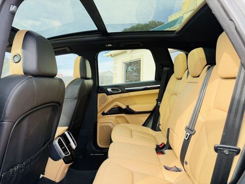 Used 2017 Porsche Cayenne image 11