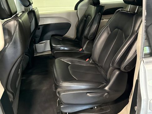 Used 2023 Chrysler Pacifica Touring-L FWD image 10