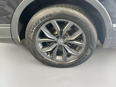 Used 2022 Volkswagen Tiguan SE AWD/4WD image 35