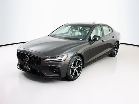 Used 2024 Volvo S60 B5 Plus image 3