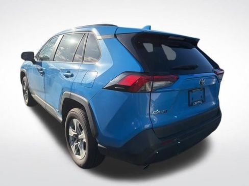 Used 2019 Toyota RAV4 LE w/ Carpet Mat Package image 4