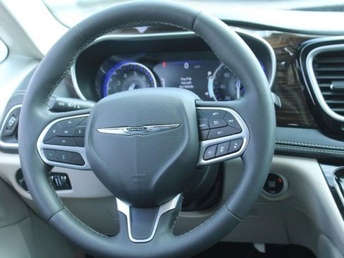 Used 2023 Chrysler Pacifica Limited image 15