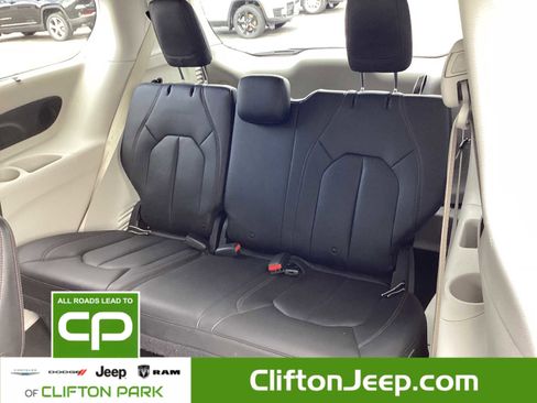 Certified 2018 Chrysler Pacifica Touring-L Plus image 13