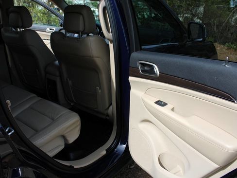 Used 2017 Jeep Grand Cherokee Limited image 36