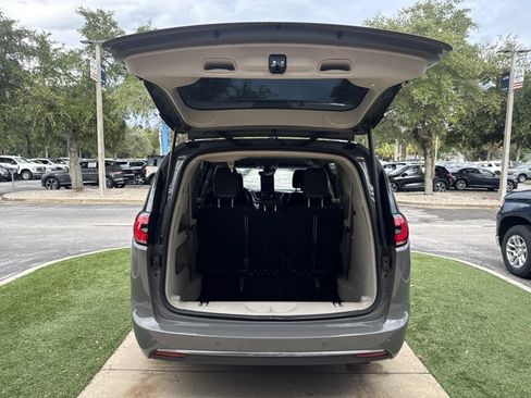 Used 2022 Chrysler Pacifica Touring-L FWD image 4