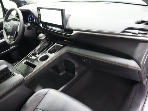 Used 2025 Toyota Sienna XLE Woodland Edition image 40