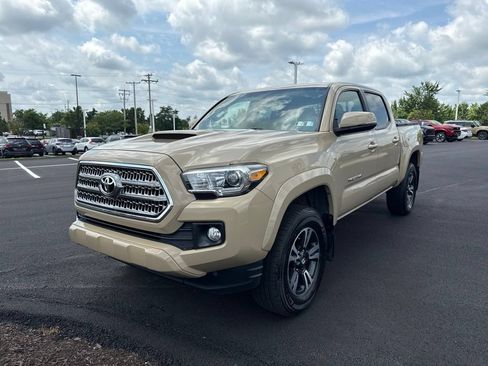 Used 2016 Toyota Tacoma TRD Sport w/ Premium & Technology Package AWD/4WD image 2