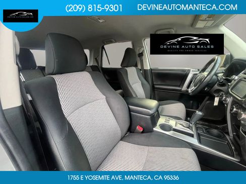 Used 2017 Toyota 4Runner SR5 Premium image 9