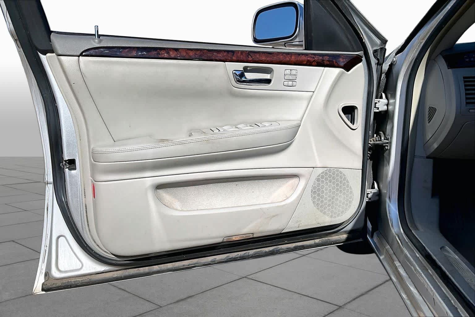 Used 2011 Cadillac DTS Luxury FWD image 23