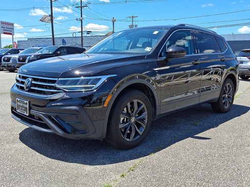 Used 2024 Volkswagen Tiguan SE AWD/4WD image 3