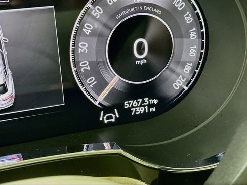 Used 2025 Bentley Bentayga AWD/4WD image 14
