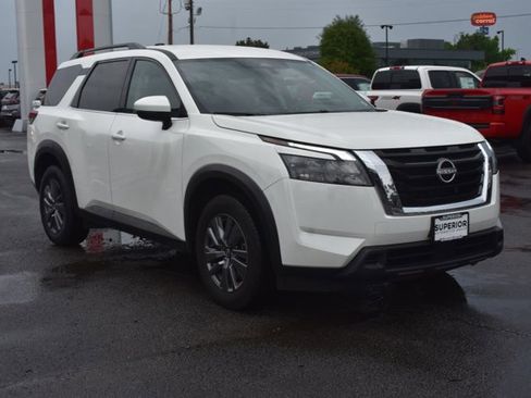 Used 2025 Nissan Pathfinder SV FWD image 3