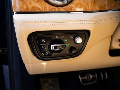 Used 2022 Bentley Bentayga AWD/4WD image 34