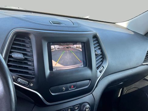 Used 2019 Jeep Cherokee Latitude Plus FWD image 26