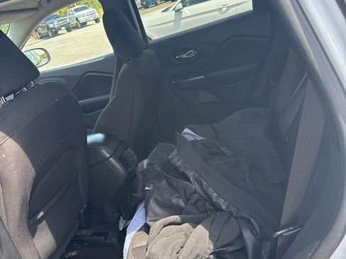 Used 2019 Jeep Cherokee Latitude w/ Popular Appearance Group image 16