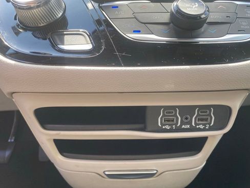 Used 2023 Chrysler Pacifica Touring-L FWD image 23