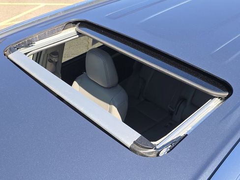 Used 2019 Toyota Highlander XLE image 3