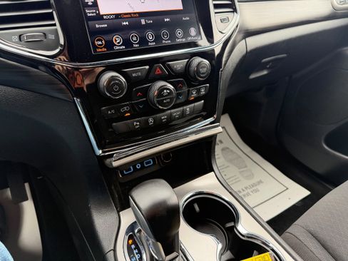 Used 2022 Jeep Grand Cherokee Laredo E image 15