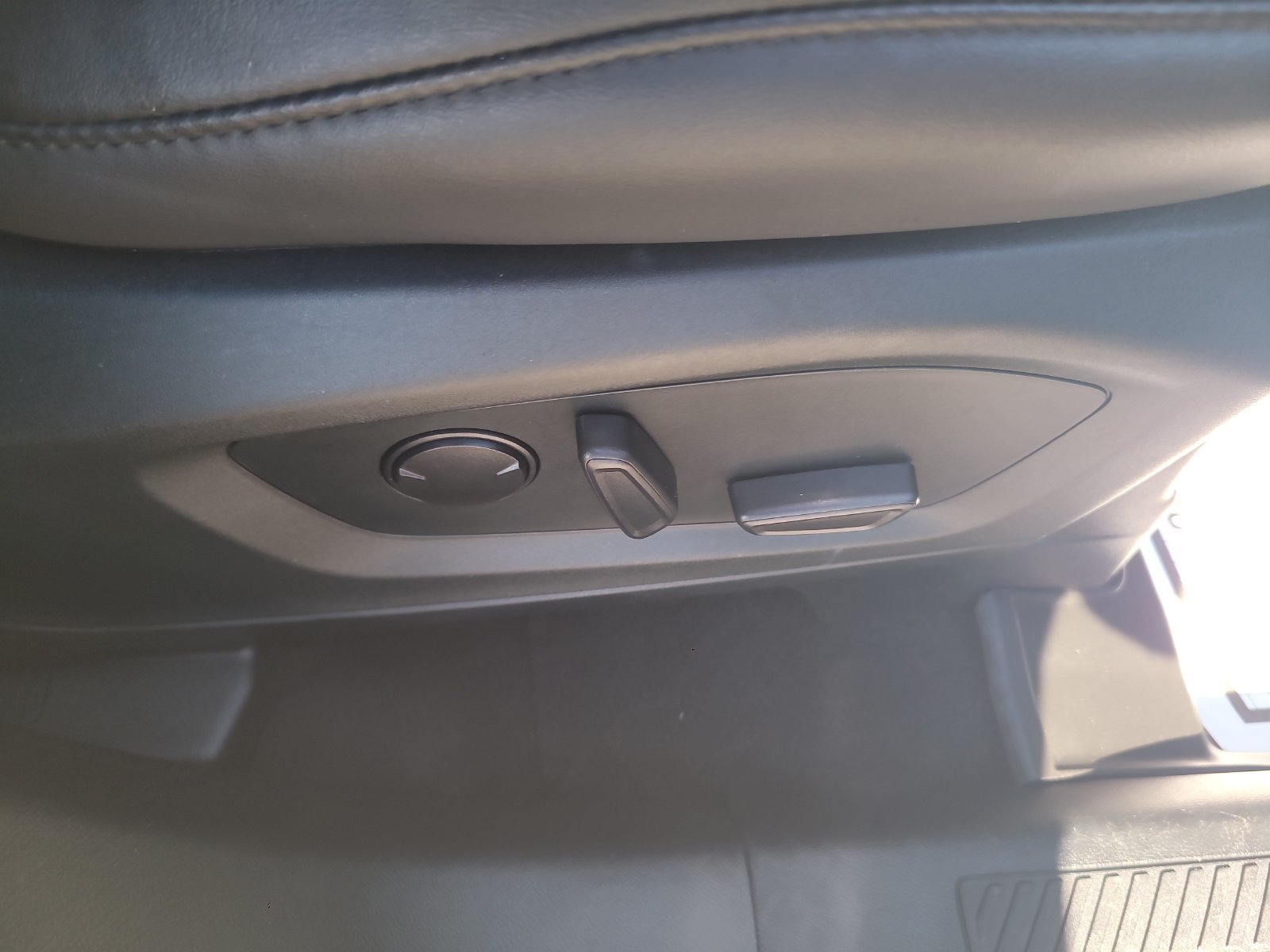 Used 2021 Ford Explorer XLT w/ Equipment Group 202A RWD image 29