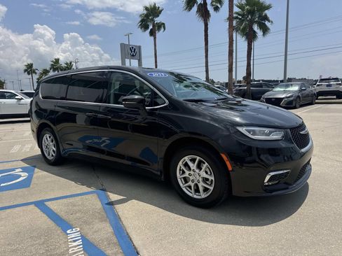 Used 2023 Chrysler Pacifica Touring-L FWD image 3