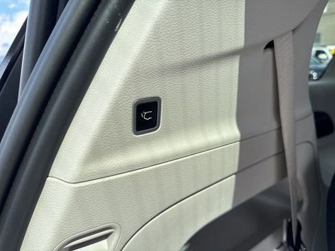 Used 2024 Chrysler Pacifica Touring-L image 24