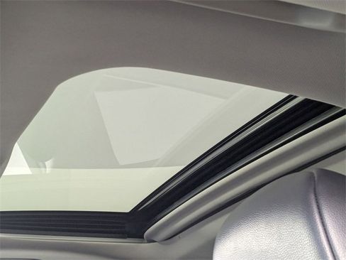 Used 2023 Toyota Highlander XLE image 12