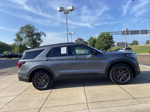 Used 2025 Ford Explorer ST-Line w/ ST-Line Street Pack AWD/4WD image 16