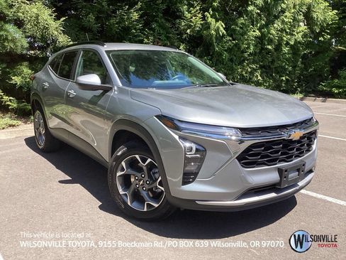 Used 2025 Chevrolet Trax LT w/ Driver Confidence Package FWD image 1