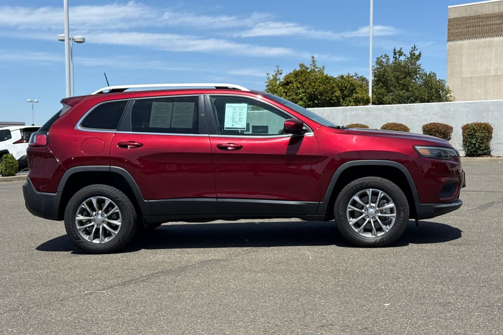 Used 2019 Jeep Cherokee Latitude Plus w/ Cold Weather Group AWD/4WD image 6