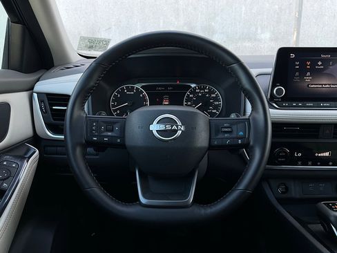 Used 2025 Nissan Rogue SV image 32