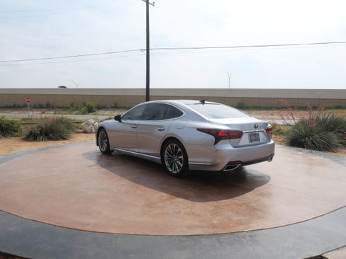 Used 2023 Lexus LS 500 w/ Interior Upgrade Package image 4