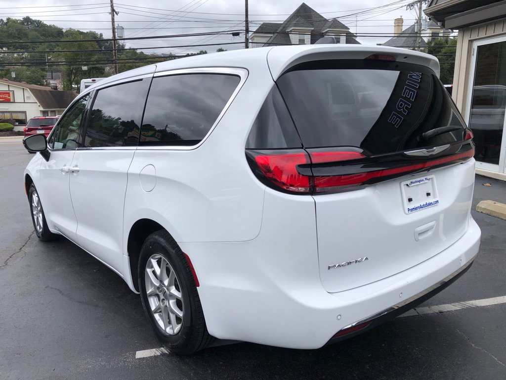 Used 2024 Chrysler Pacifica Touring-L FWD image 4