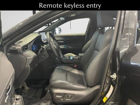 Used 2023 Toyota Venza XLE image 9