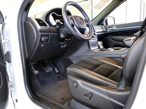 Used 2018 Jeep Grand Cherokee Altitude image 37