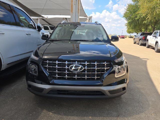 Used 2025 Hyundai Venue SEL FWD image 2