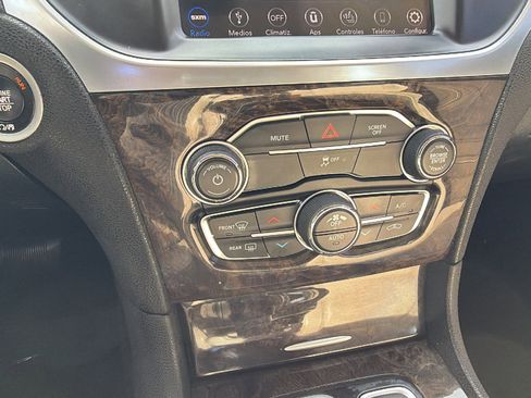 Used 2018 Chrysler 300 Limited image 31