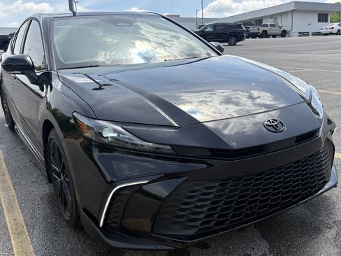 Used 2025 Toyota Camry SE w/ Convenience Package FWD image 2