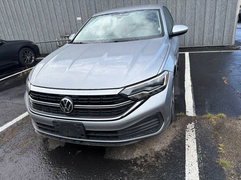 Used 2024 Volkswagen Jetta SE FWD image 2
