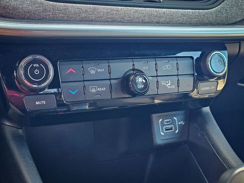 Certified 2024 Jeep Compass Latitude image 24